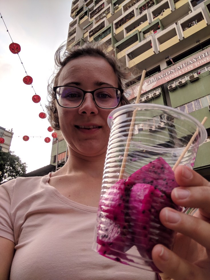 Pinke Frucht mit schwarzen Punkten